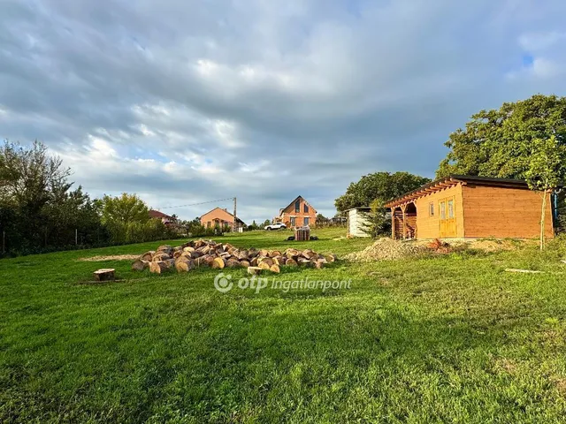 Eladó telek Balatonkenese 2485 nm