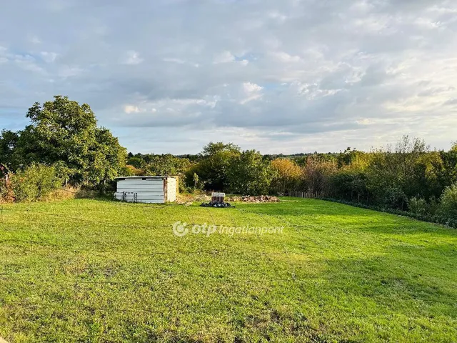 Eladó telek Balatonkenese 2485 nm