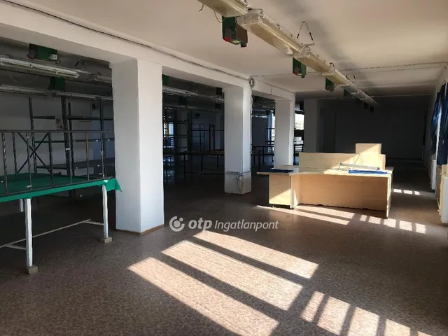 Eladó kereskedelmi és ipari ingatlan Komló 4000 nm