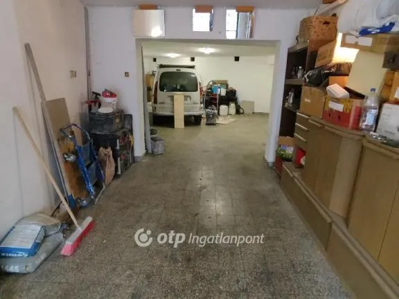 Eladó garázs Pécs 81 nm