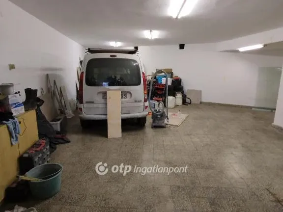 Eladó garázs Pécs 81 nm