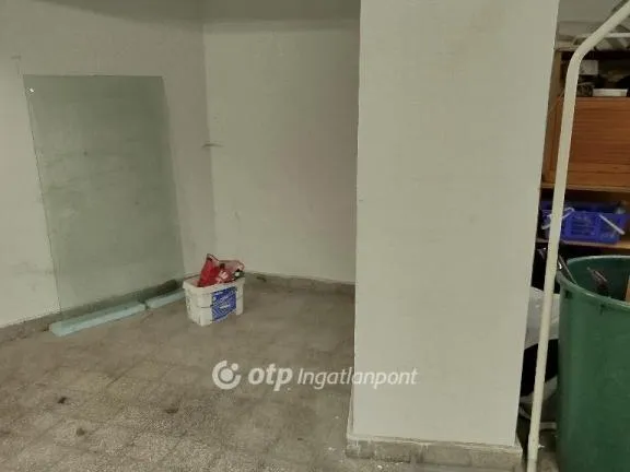 Eladó garázs Pécs 81 nm