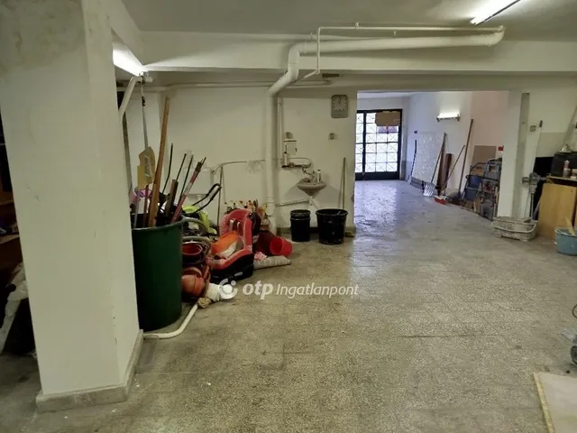 Eladó garázs Pécs 81 nm