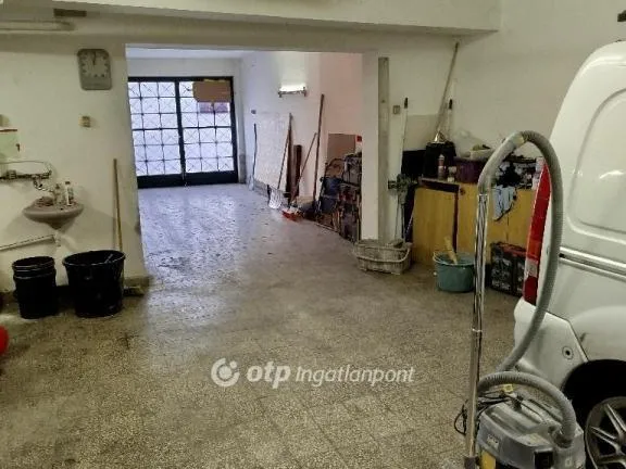 Eladó garázs Pécs 81 nm