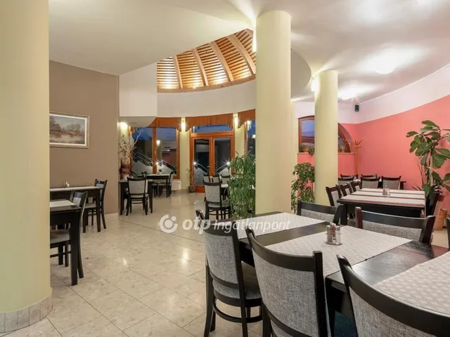 Eladó kereskedelmi és ipari ingatlan Pécs 2200 nm