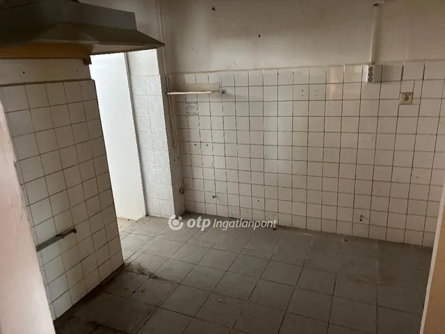 Eladó kereskedelmi és ipari ingatlan Bár 321 nm