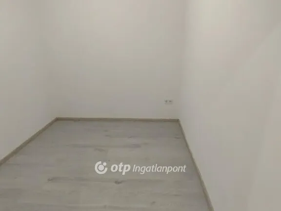 Eladó lakás Komló 34 nm
