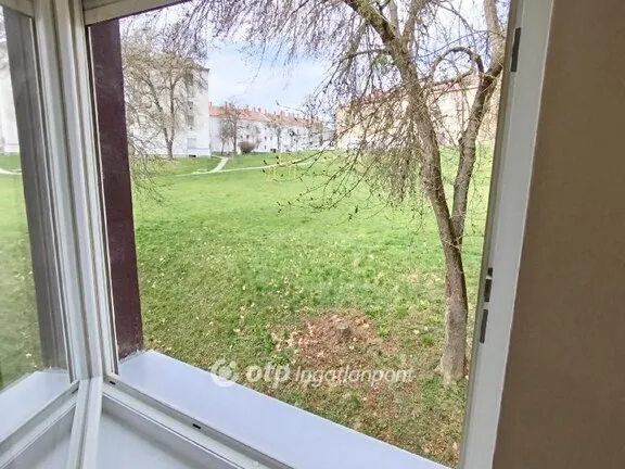 Eladó lakás Komló 34 nm