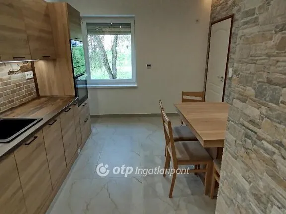 Eladó lakás Komló, Kenderföld 34 nm