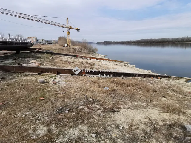 Eladó kereskedelmi és ipari ingatlan Nyergesújfalu 4279 nm