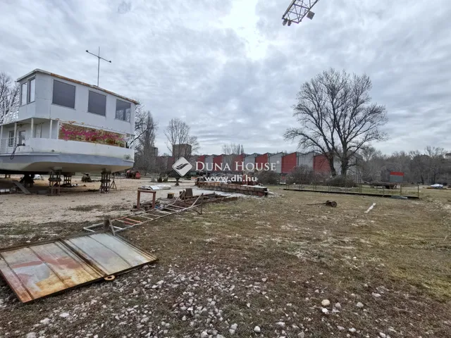 Eladó kereskedelmi és ipari ingatlan Nyergesújfalu 4279 nm