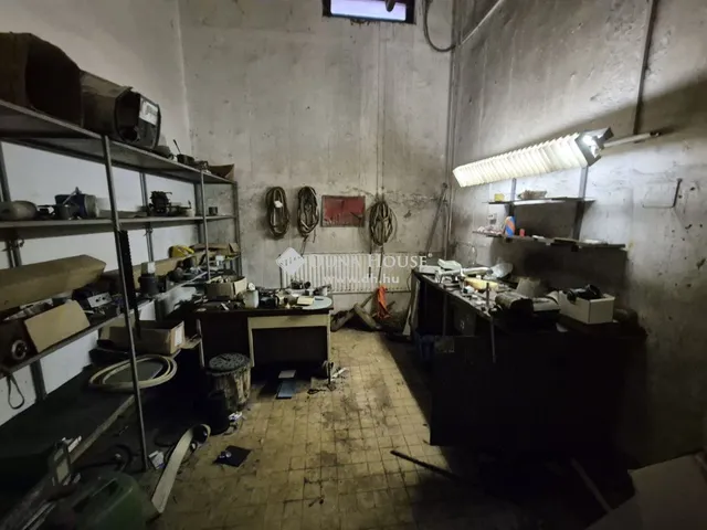Eladó kereskedelmi és ipari ingatlan Császár 2698 nm