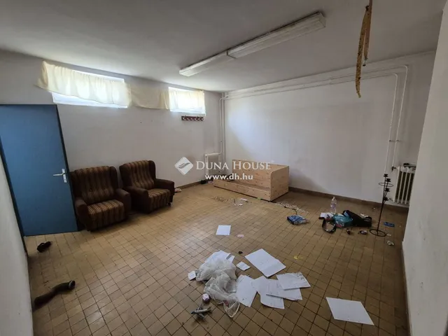 Eladó kereskedelmi és ipari ingatlan Császár 2698 nm