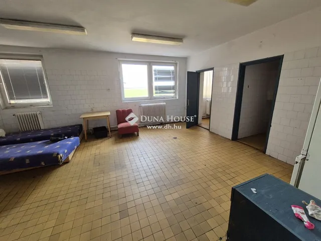 Eladó kereskedelmi és ipari ingatlan Császár 2698 nm