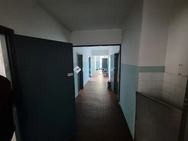 Eladó kereskedelmi és ipari ingatlan Császár 2698 nm