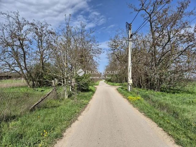 Eladó telek Környe 1690 nm