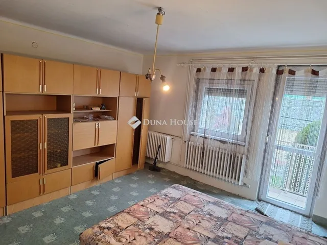 Eladó ház Ászár 196 nm