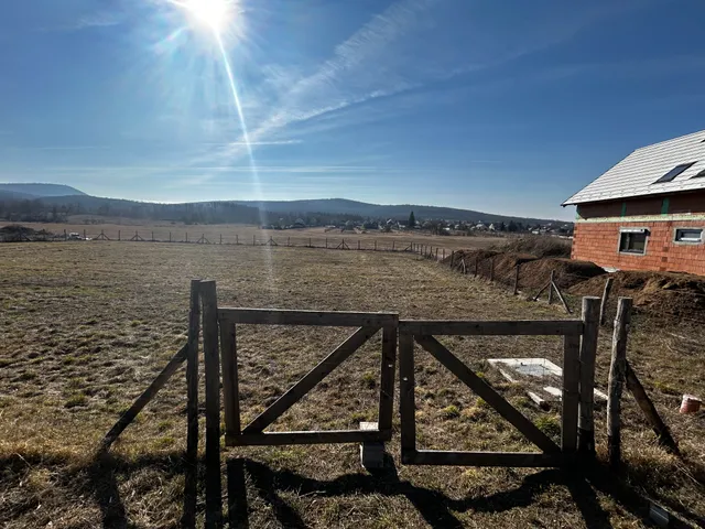 Eladó telek Piliscsév 672 nm