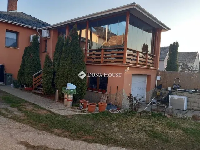 Eladó ház Neszmély 180 nm