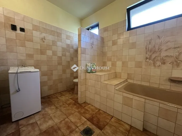 Eladó ház Nyergesújfalu 298 nm