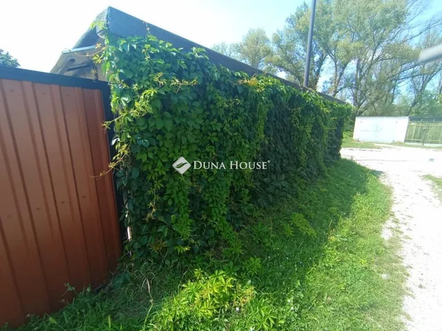 Eladó garázs Nyergesújfalu 15 nm