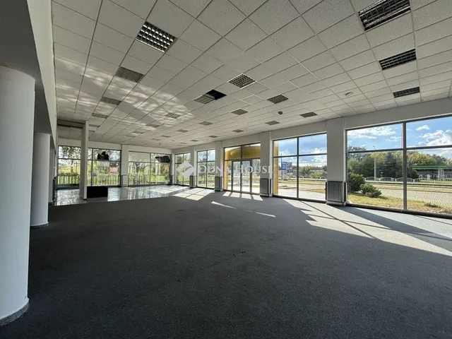 Eladó kereskedelmi és ipari ingatlan Esztergom 1400 nm