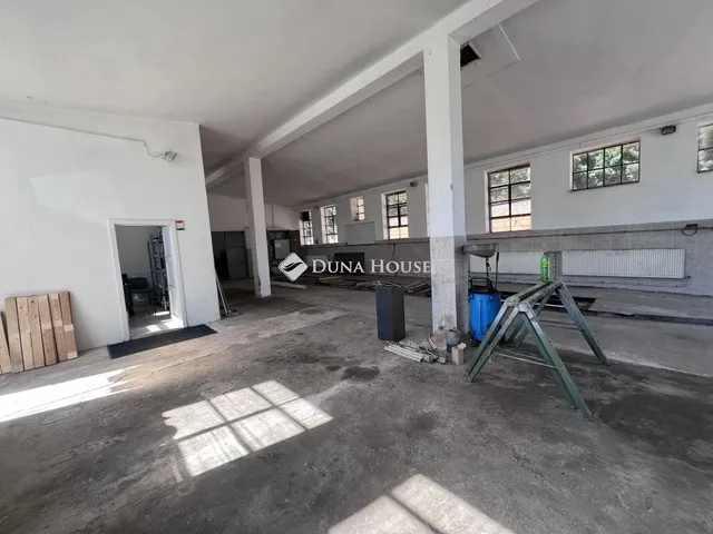 Kiadó kereskedelmi és ipari ingatlan Mogyorósbánya 250 nm
