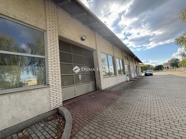 Eladó kereskedelmi és ipari ingatlan Esztergom 1400 nm