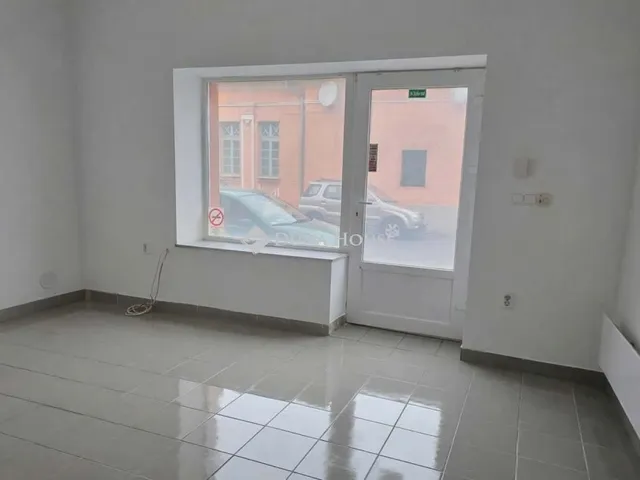 Eladó kereskedelmi és ipari ingatlan Esztergom 80 nm