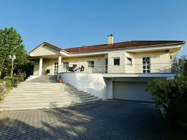 Eladó ház Esztergom 260 nm