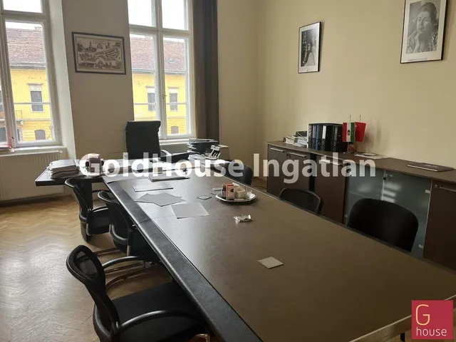 Kiadó kereskedelmi és ipari ingatlan Budapest I. kerület, Budapest I. kerület, Dísz tér 79 nm