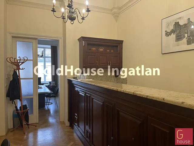 Kiadó kereskedelmi és ipari ingatlan Budapest I. kerület, Budapest I. kerület, Dísz tér 79 nm