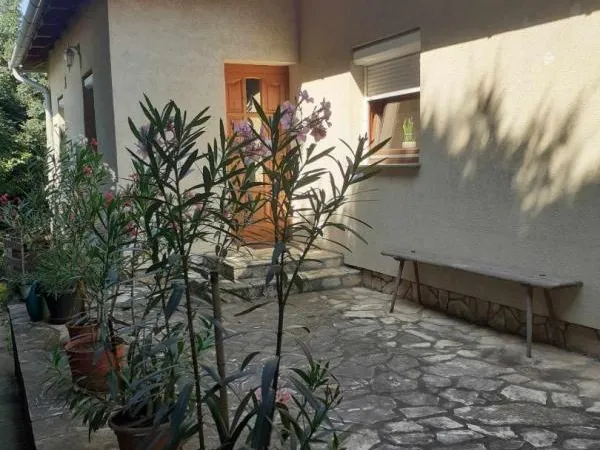 Eladó ház Pécs, Egyenlőség utca  228 nm