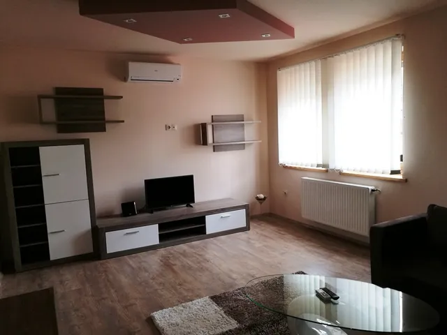 Kiadó lakás Pécs, Belváros, Vas Gereben utca 72 nm