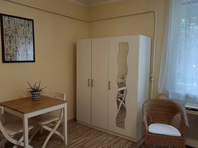 Kiadó lakás Pécs, Uránváros 27 nm