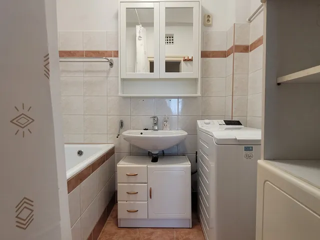 Kiadó lakás Pécs, Belváros, Légszeszgyár utca 54 nm