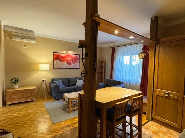 Kiadó lakás Pécs, Hunyadi János út 52 nm