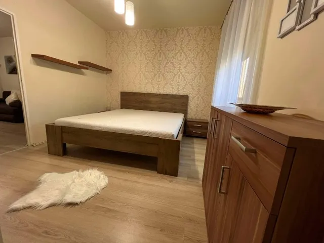 Kiadó lakás Pécs, Uránváros, Építők útja 54 nm