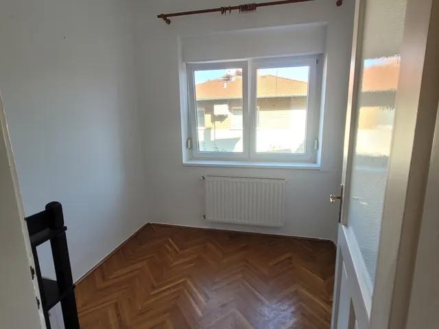 Kiadó lakás Pécs, Köztársaság tér 95 nm