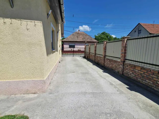 Eladó ház Aszód 166 nm