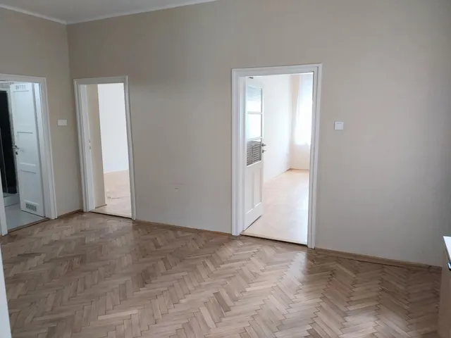 Kiadó kereskedelmi és ipari ingatlan Székesfehérvár, Tóváros 80 nm