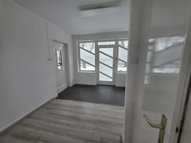 Eladó kereskedelmi és ipari ingatlan Velence 13 nm