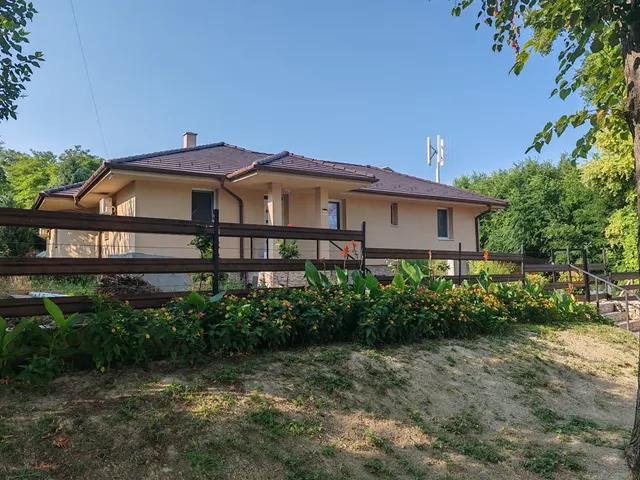 Eladó ház Kápolnásnyék 210 nm