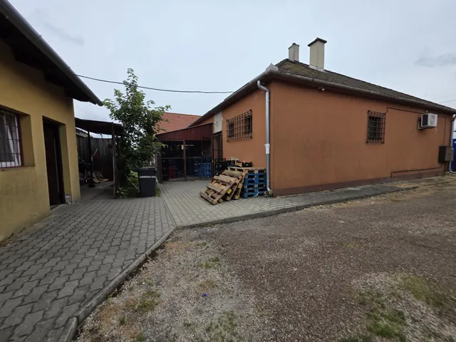 Eladó kereskedelmi és ipari ingatlan Adony 340 nm