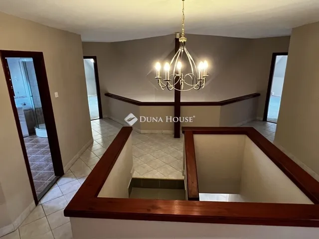 Eladó ház Dunaújváros 293 nm