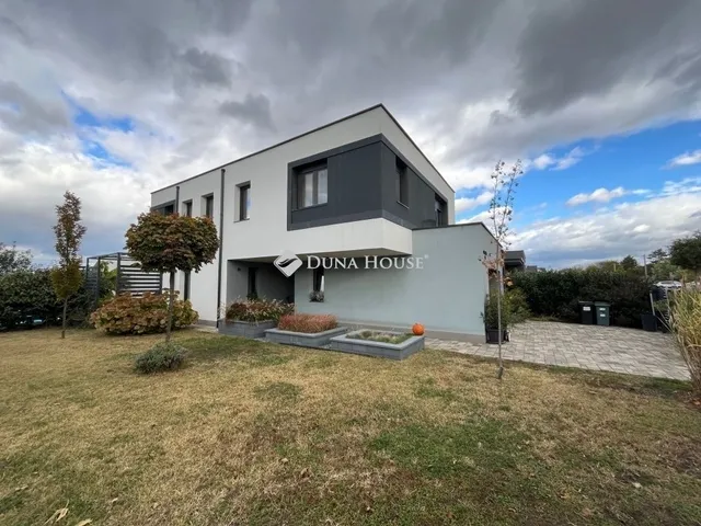 Eladó ház Székesfehérvár, Maroshegy 217 nm