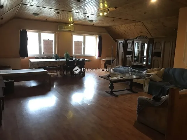 Eladó ház Nagyvenyim 382 nm