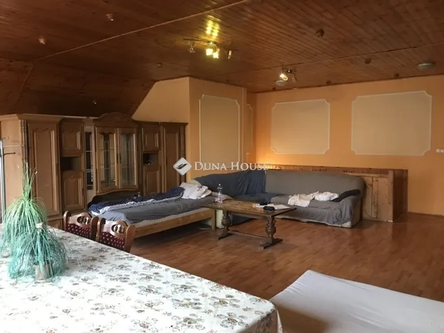 Eladó ház Nagyvenyim 382 nm