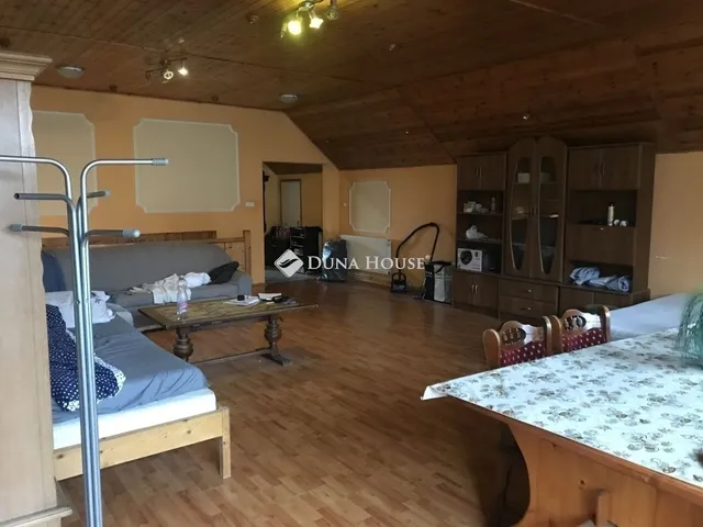 Eladó ház Nagyvenyim 382 nm
