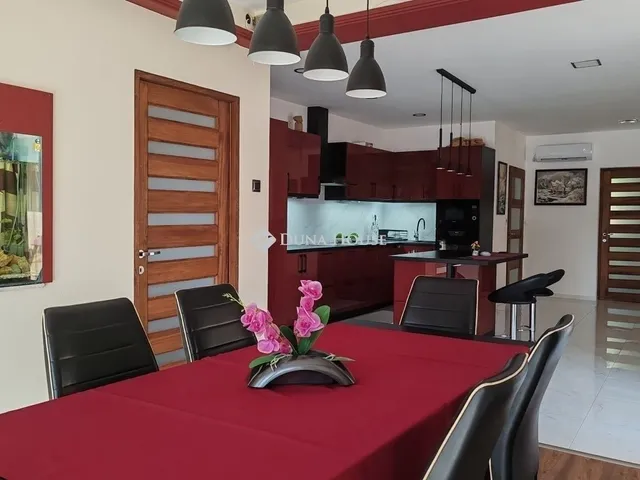 Eladó ház Kápolnásnyék 210 nm